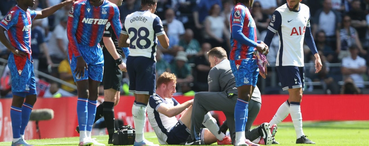 Dejan Kulusevski của Tottenham Hotspur đang được điều trị chấn thương trong trận đấu Premier League giữa Tottenham Hotspur FC và Crystal Palace FC