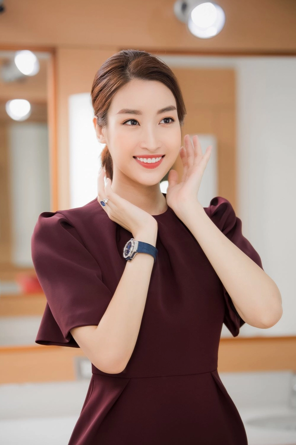 Đỗ Mỹ Linh duyên dáng trong vai trò người dẫn dắt phần thi Người đẹp Nhân ái