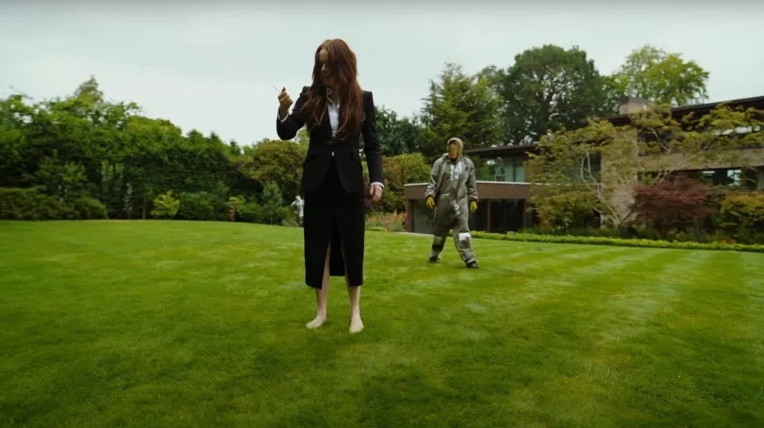 Emma Stone và nam diễn viên Jesse Plemons diễn xuất cùng nhau trong dự án phim Bugonia