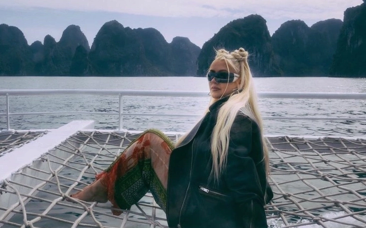 Hình ảnh Alan Walker biểu diễn cuồng nhiệt trên sân khấu lớn