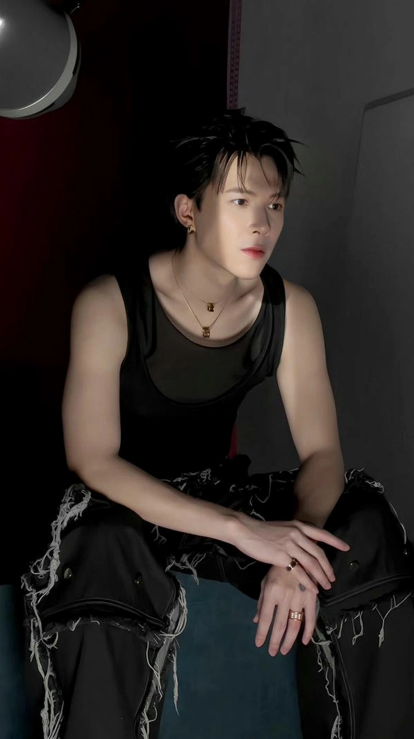 Hình ảnh Anh Tú Atus với biểu cảm lạnh lùng nam tính đầy ma mị