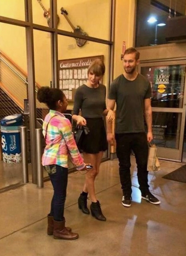 Hình ảnh Calvin Harris và phong cách thời trang đời thường năng động