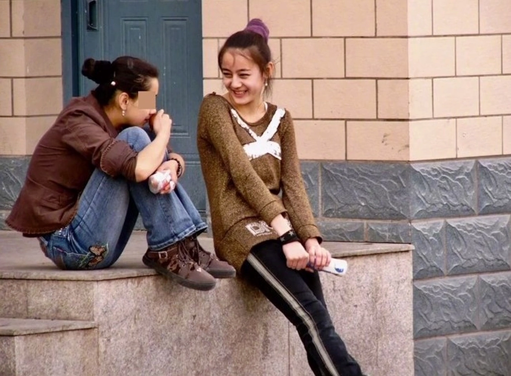 Hình ảnh Địch Lệ Nhiệt Ba thời niên thiếu mỉm cười rạng rỡ