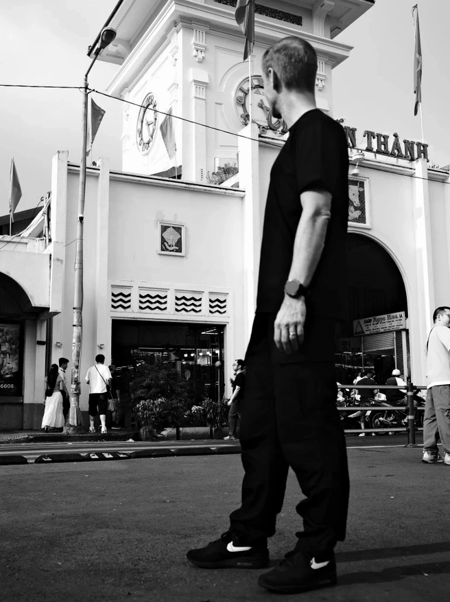 Hình ảnh dj armin van buuren dạo bước khám phá khu vực chợ Bến Thành nhộn nhịp