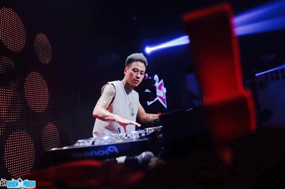 Hình ảnh DJ Minh Trí đang say sưa biểu diễn trong một đêm nhạc sôi động