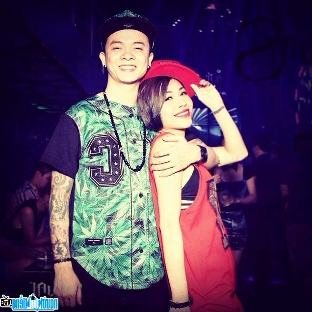 Hình ảnh DJ Tommy tươi tắn và rạng rỡ chụp cùng chồng