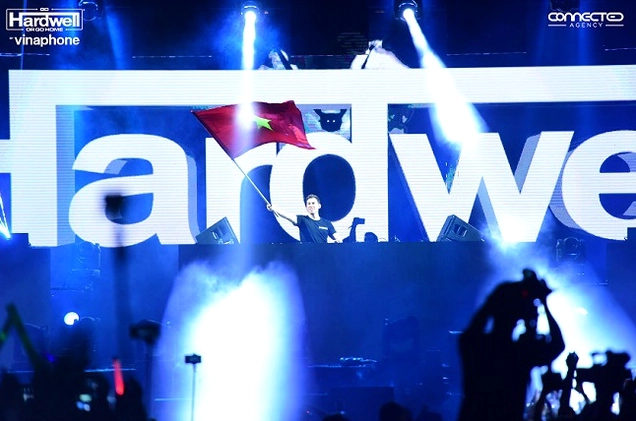 Hình ảnh Hardwell tự hào giương cao lá cờ Việt Nam trong sự reo hò của hàng vạn khán giả