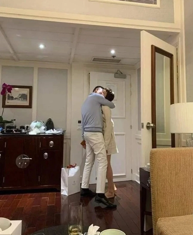 Hình ảnh Hiền Hồ khoe vóc dáng thon gọn gợi cảm trong trang phục cá tính