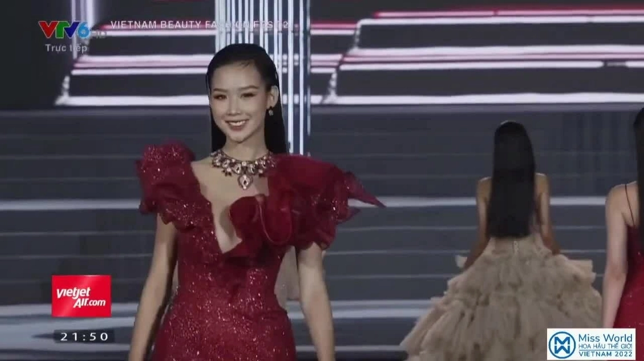 Hình ảnh hoa hậu Lương Thùy Linh sải bước catwalk tự tin đầy cuốn hút