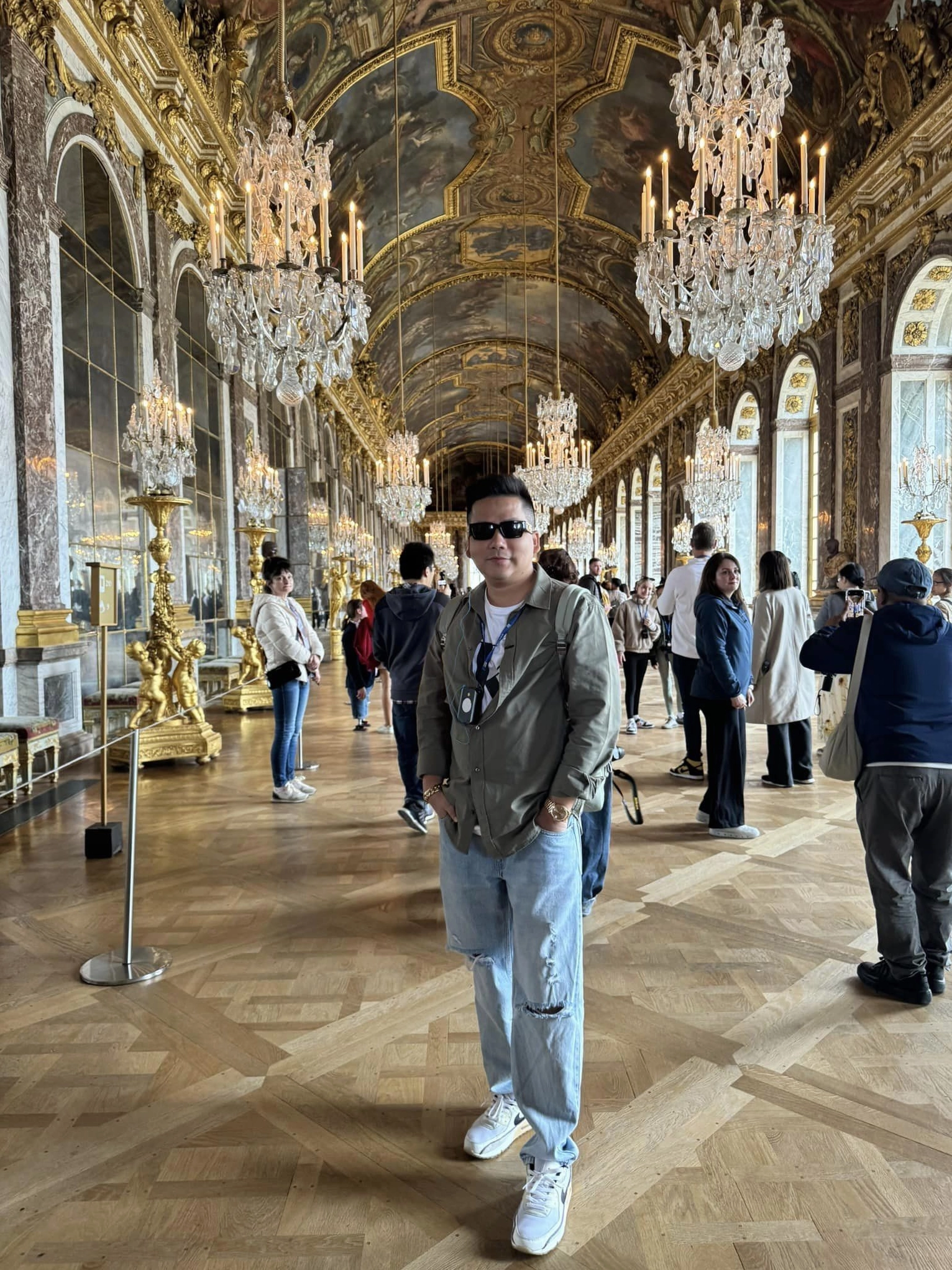 Hình ảnh Khoa Pug vui vẻ bên bạn bè thời đại học