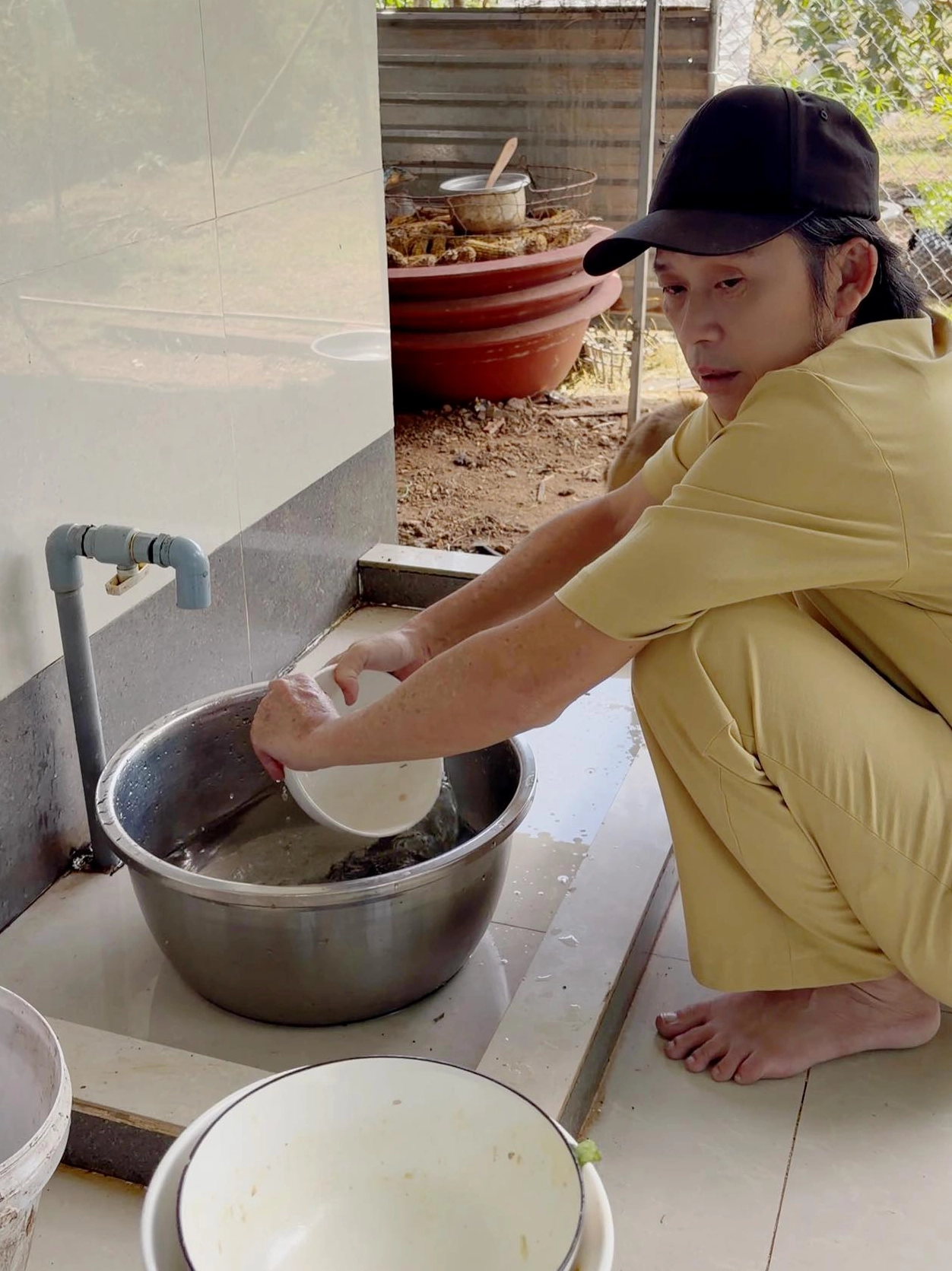 Hình ảnh không ngờ của nghệ sĩ Hoài Linh với phong cách đời thường vô cùng giản dị
