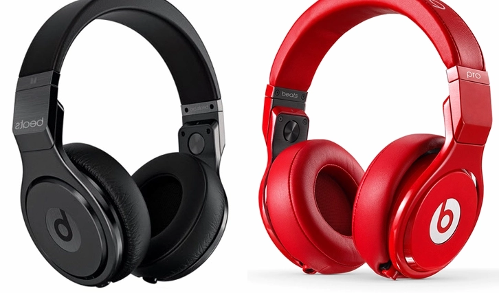 Hình ảnh nam DJ đeo tai nghe Beats Pro chuyên nghiệp tập trung mix nhạc