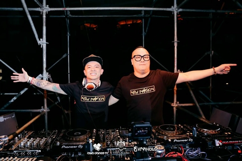 Hình ảnh nam DJ Tommy biểu diễn cuồng nhiệt trên sân khấu lớn