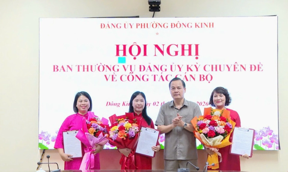 Hình ảnh nghệ sĩ biểu diễn đầy nhiệt huyết và đam mê trên sân khấu