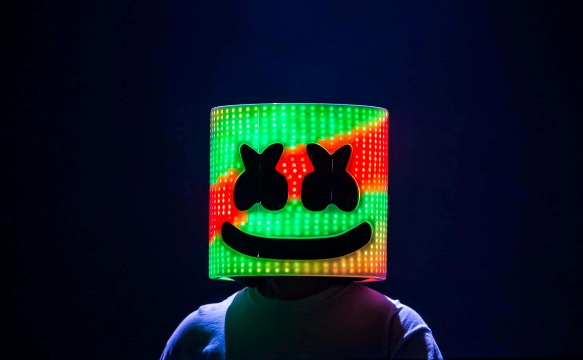 Hình nền chiếc mũ bảo hiểm LED gây tranh cãi của Marshmello