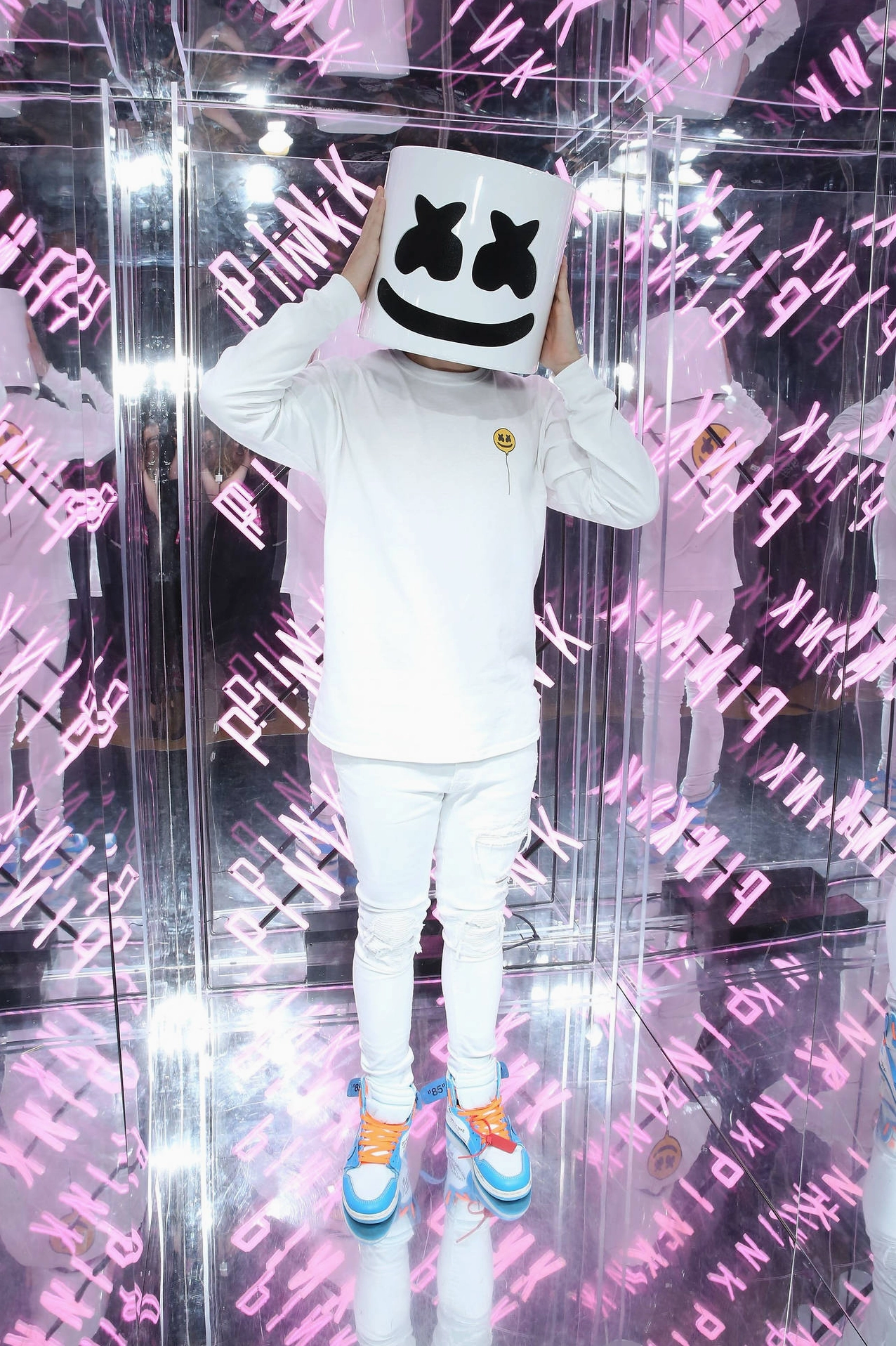 Hình nền điện thoại Marshmello với bức tường kính màu hồng
