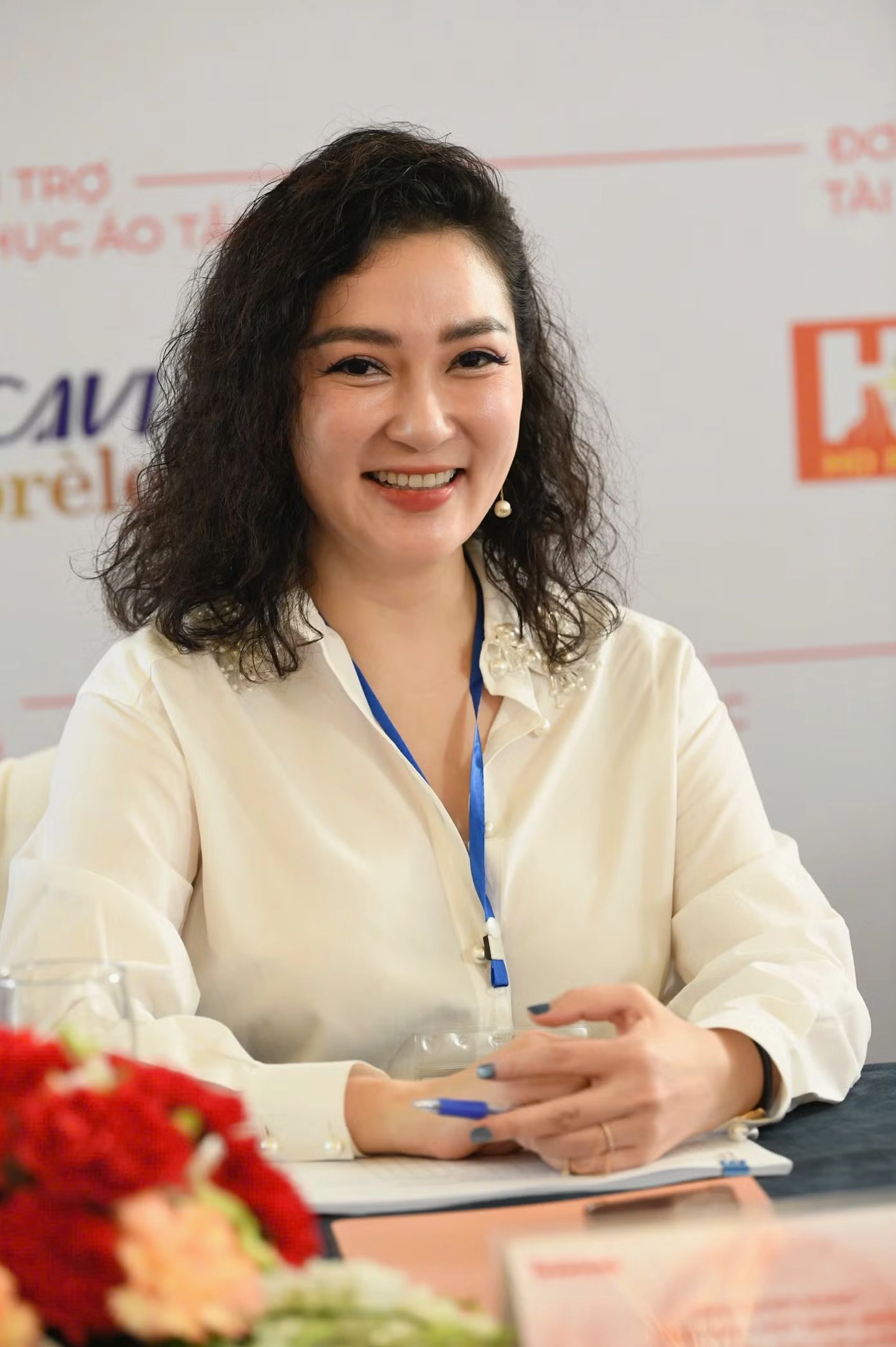 Hoa hậu Nguyễn Thị Huyền với phong cách thời trang thanh lịch và sang trọng tại sự kiện