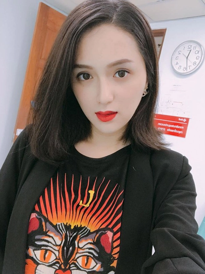 Hương Giang khoe vẻ đẹp cuốn hút trong phong cách đời thường