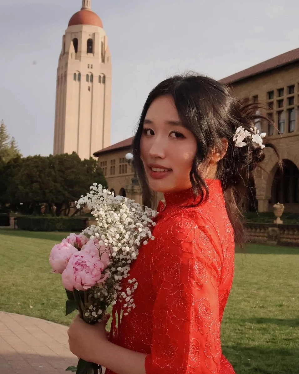 Jenny Huỳnh khoe vẻ đẹp đằm thắm dịu dàng trong tà áo dài truyền thống