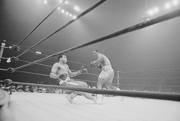 Joe Frazier đấm gục Muhammad Ali xuống sàn đấu trong Trận chiến thế kỷ năm 1971