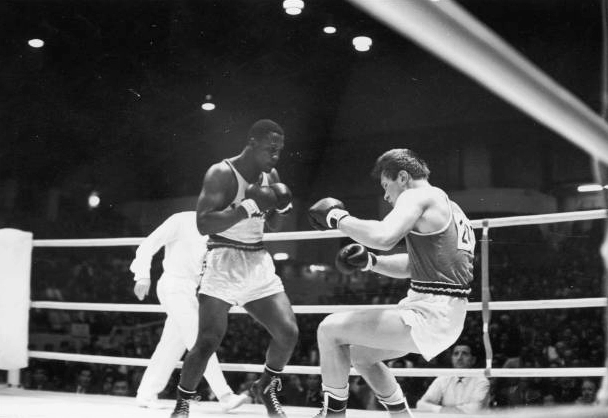 Joe Frazier tung cú đấm hiểm hóc hạ gục võ sĩ Liên Xô Vadim Yemelyanov tại Olympic 1964