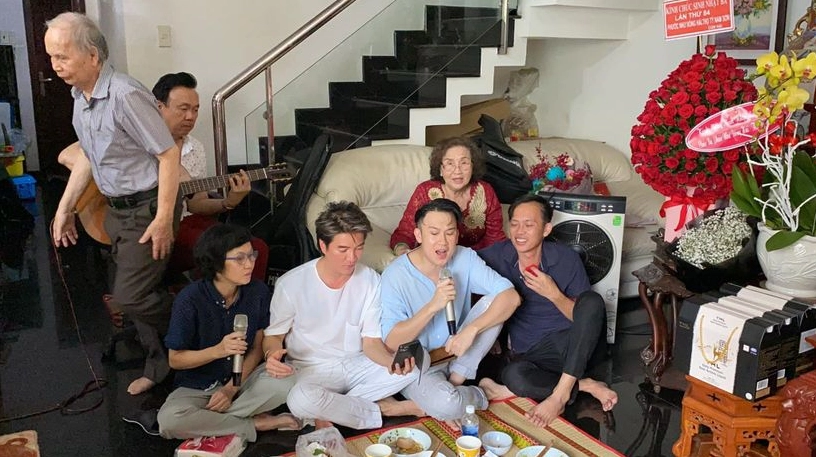 Khoảnh khắc Đàm Vĩnh Hưng hạnh phúc đứng chung sân khấu ca hát cùng các nghệ sĩ đồng nghiệp thân thiết