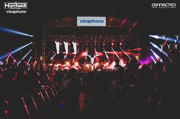 Khoảnh khắc dj hardwell wallpaper cực chất khi anh đang tập trung điều chỉnh các nút bấm trên bàn DJ