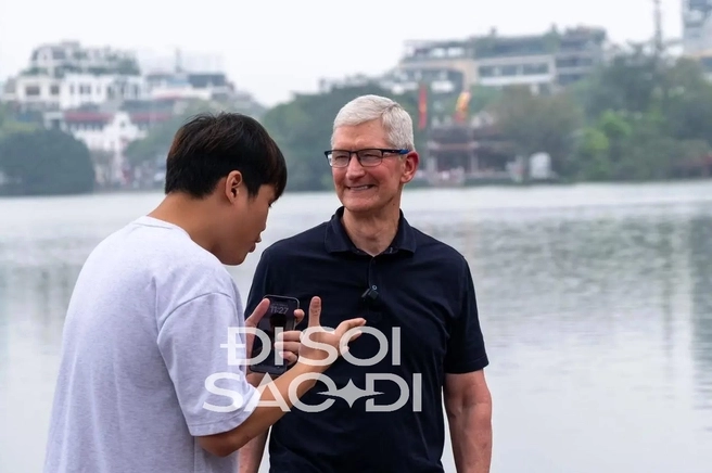 Khoảnh khắc lịch sử đầy tự hào khi nam YouTuber có cơ hội trò chuyện thân mật cùng CEO Apple Tim Cook tại Hồ Gươm