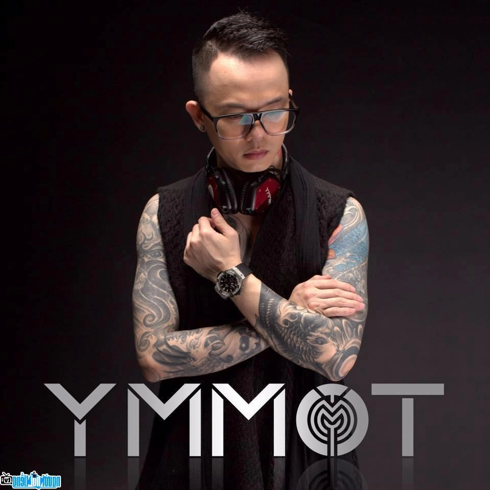 Khoảnh khắc tạo dáng đầy cuốn hút và gợi cảm của DJ Tommy