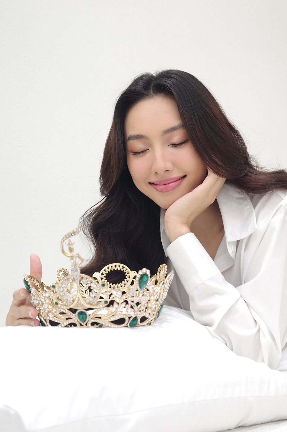 Khung hình cận mặt khoe trọn từng đường nét thanh tú và ánh nhìn hờ hững đầy ma mị của người đẹp