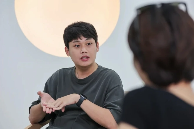 Khung hình đời thường rạng rỡ và tràn trề nhựa sống của nam YouTuber trong một buổi dạo phố rợp bóng cây xanh