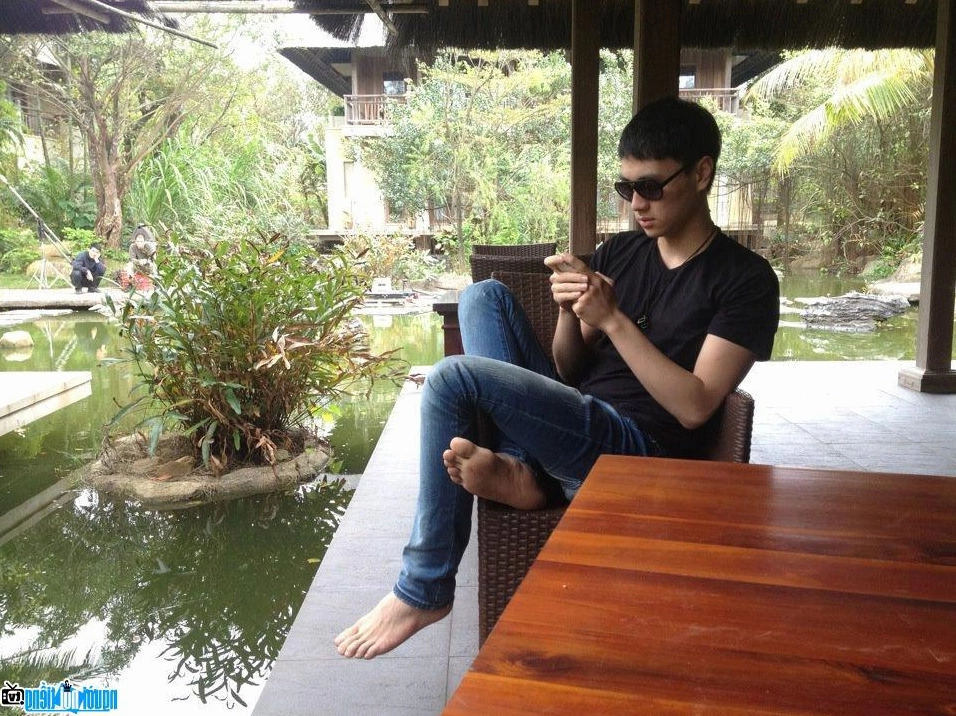 Kiên Hoàng năng động và trẻ trung trong trang phục đời thường dạo phố
