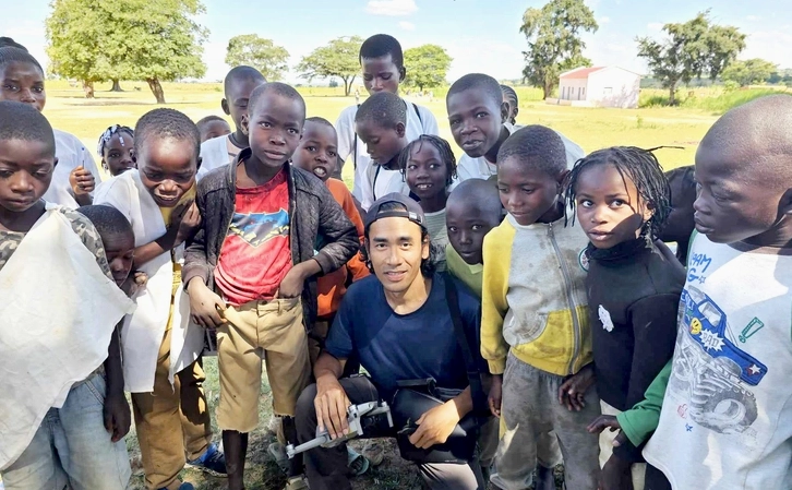 Lại Ngứa Chân mỉm cười rạng rỡ bên cạnh các em nhỏ tại Angola