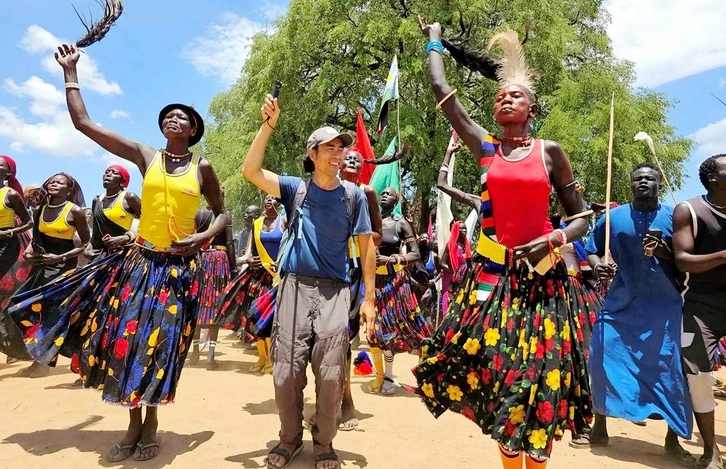 Lại Ngứa Chân nhảy múa say sưa cùng người dân bộ lạc ở Nam Sudan