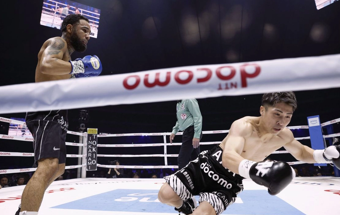 Luis Nery đấm ngã Naoya Inoue ngay hiệp một trong trận tranh đai vô địch hạng siêu gà