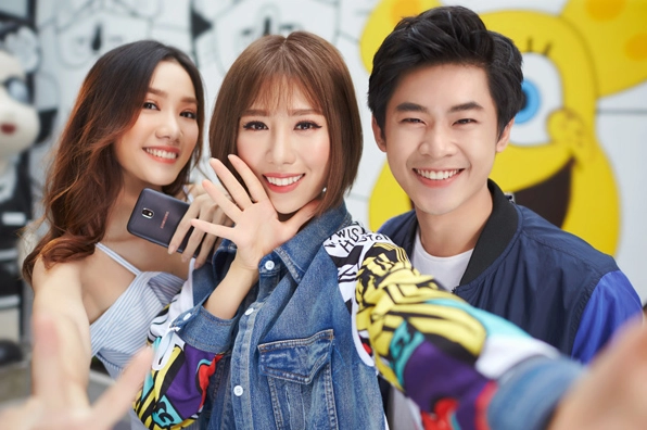 Một góc máy selfie khác tôn lên nét đẹp tự nhiên và cá tính của nữ ca sĩ Min
