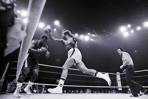 Muhammad Ali lao vào tấn công Joe Frazier trong hiệp 10 của trận kinh điển Thrilla in Manila