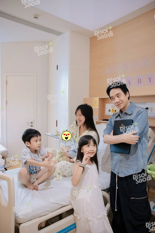 Nam rapper khoe khoảnh khắc chăm sóc vợ trong bệnh viện cực kỳ chu đáo và ân cần