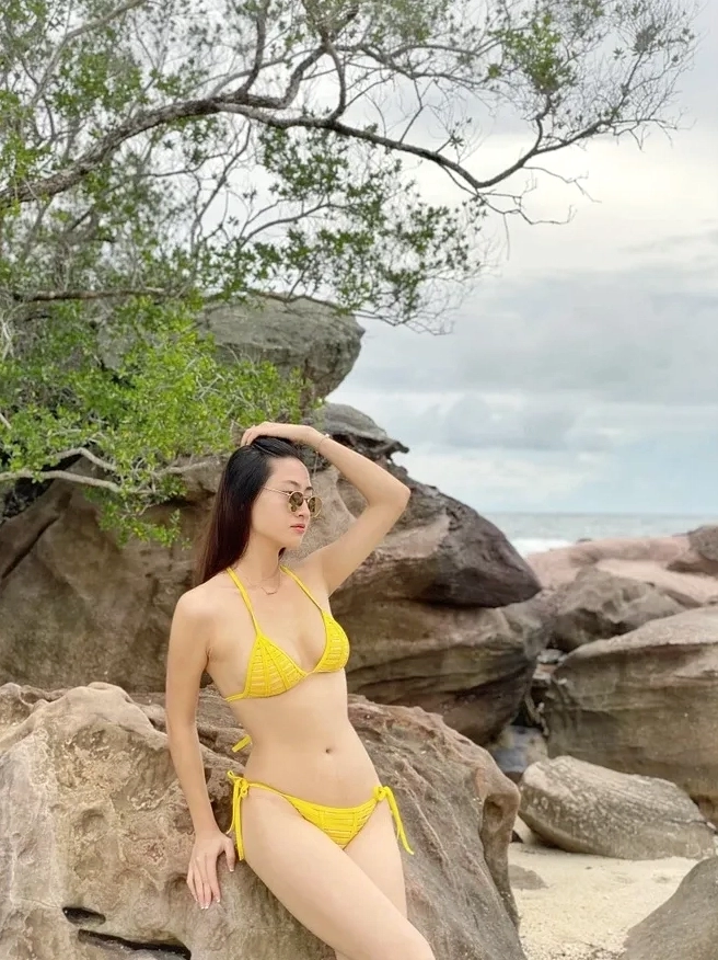 Nàng hậu Lương Thùy Linh khoe nhan sắc rạng rỡ đầy quyến rũ trong bộ bikini hai mảnh