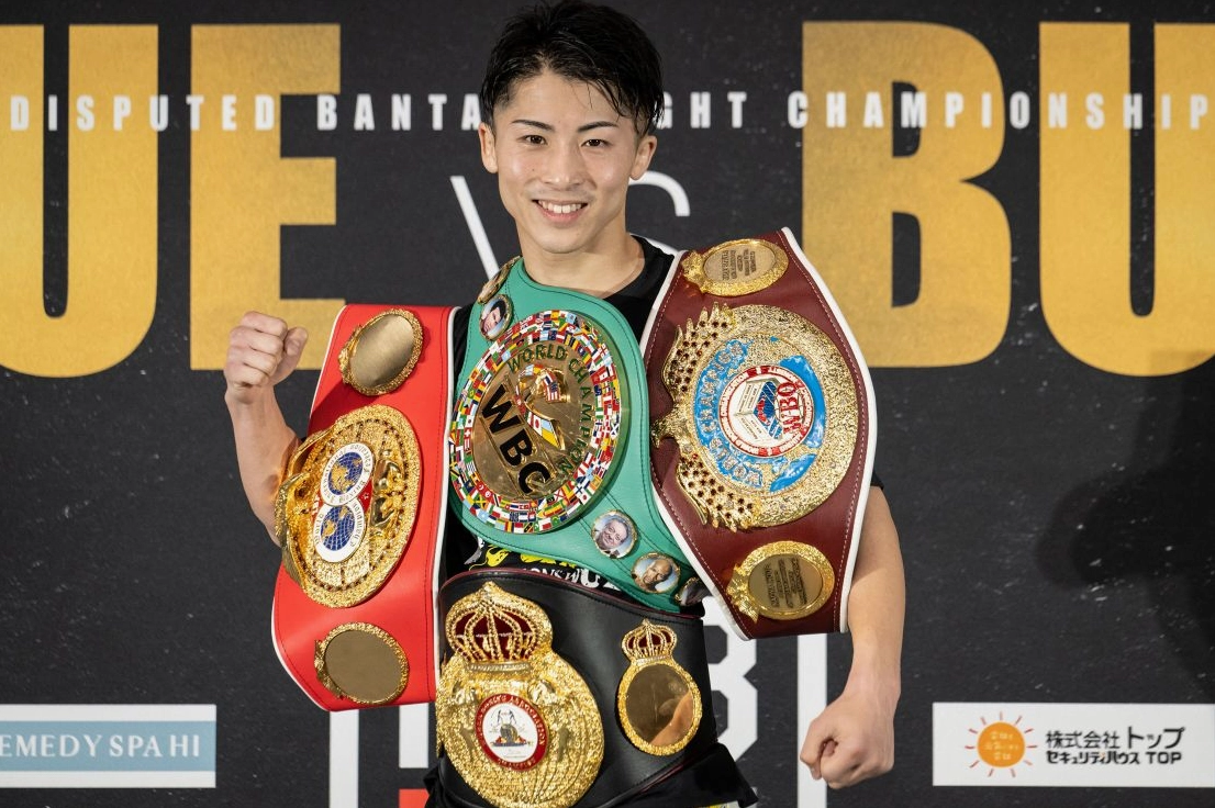 Naoya Inoue tạo dáng chụp ảnh trong cuộc họp báo sau khi đánh bại Paul Butler tại Tokyo