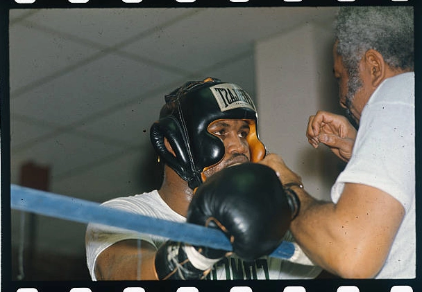 Nhà vô địch hạng nặng Joe Frazier đang miệt mài trong một buổi tập luyện trên võ đài