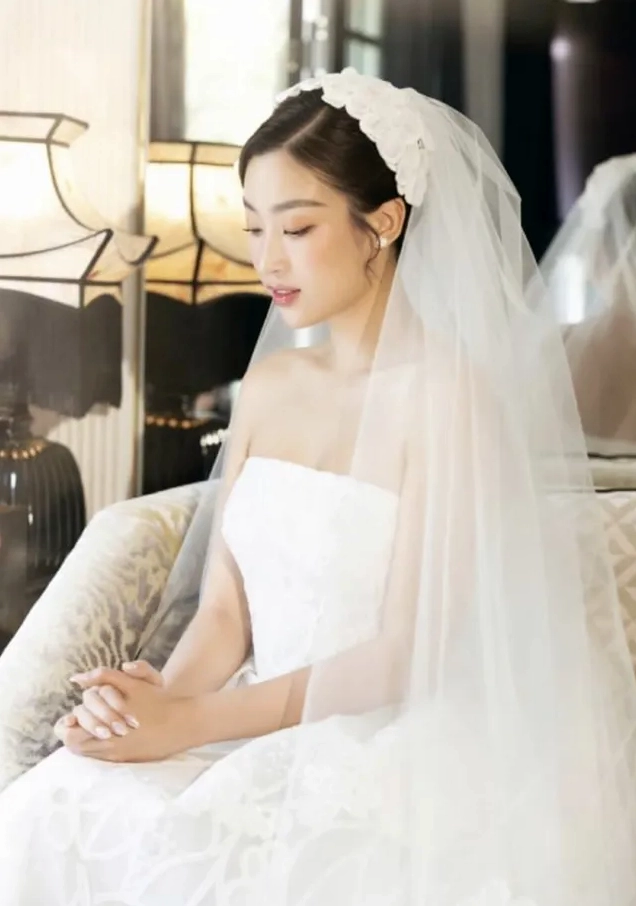 Nhan sắc lộng lẫy của Đỗ Mỹ Linh tỏa sáng bên cạnh chồng trong lễ cưới đẹp như mơ