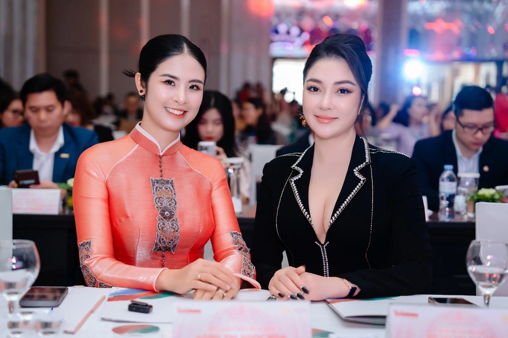 Nhan sắc rạng rỡ tuổi 40 của Hoa hậu Nguyễn Thị Huyền khi chia sẻ về cuộc sống làm mẹ