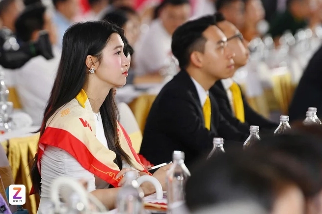 Nhan sắc trong trẻo tựa sương mai của á hậu phương nhi