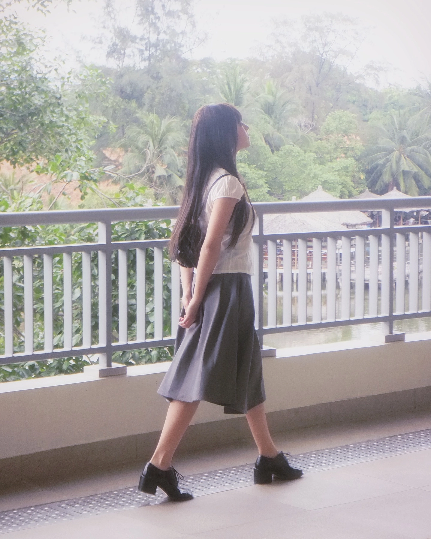 Nhan sắc vạn người mê của cô nàng Châu Bùi trong bộ trang phục cắt xẻ táo bạo