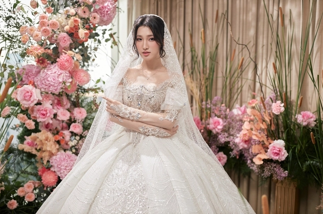 Nụ cười rạng rỡ đốn tim người hâm mộ của mỹ nhân sinh năm 2002