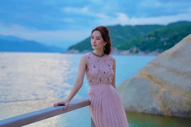 Nụ cười tỏa nắng đốn tim người hâm mộ của Hoa hậu Đặng Thu Thảo