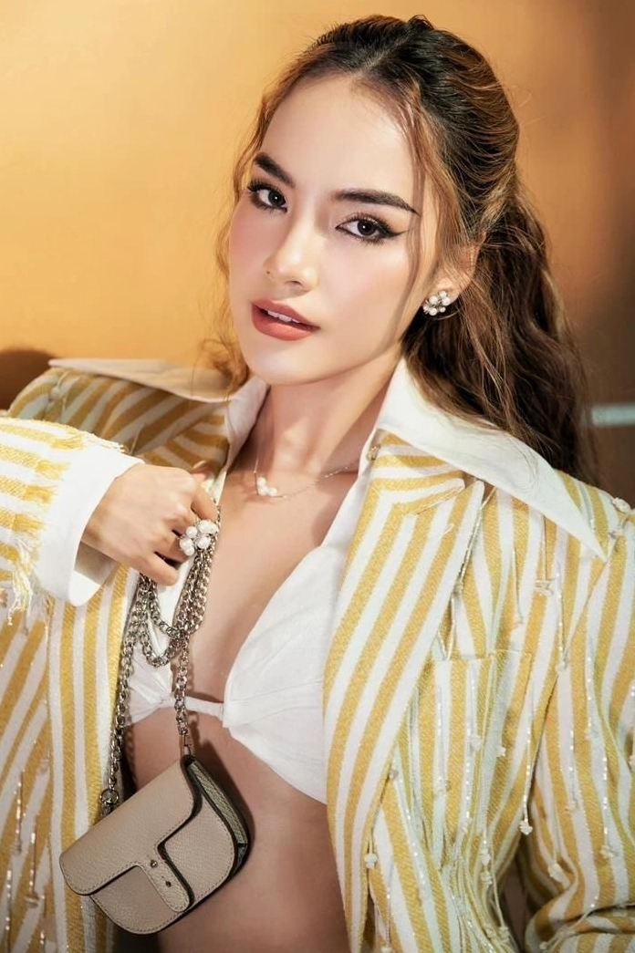 Nụ cười tỏa nắng đốn tim người hâm mộ của mỹ nhân