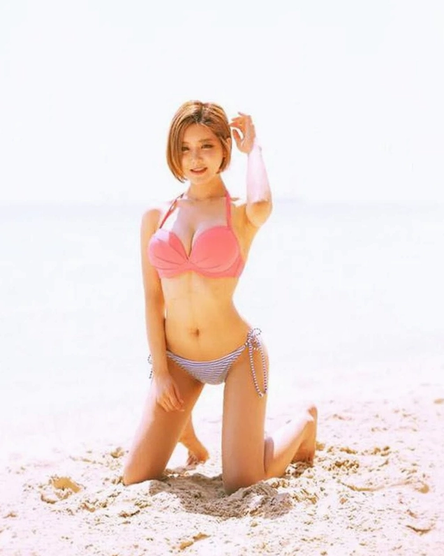 Nữ DJ xinh đẹp khoe nhan sắc ngọt ngào trong bộ bikini màu sáng
