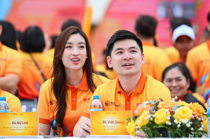 Phong cách thời trang thanh lịch của Đỗ Mỹ Linh khi cùng ông xã tham dự sự kiện